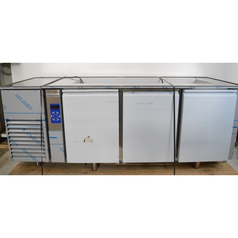 Meuble Buffet Bas 3 Portes FRIGINOX TPO3 R134A Inox Professionnel Conservation 2210x800x850mm Sans Plan Meuble Buffet Bas 3 Portes FRIGINOX TPO3 R134A Inox Professionnel Conservation 2210x800x850mm Sans Plan