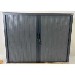 Armoire Basse à Rideaux de Bureau MTI 2 Tablettes Corps et Rideaux Anthracite 120x105x43cm