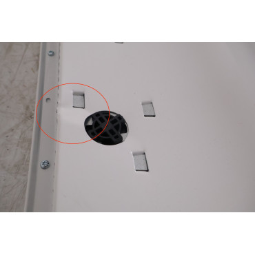 Détail de la patte métallique sous le radiateur Atlantic Nirvana Néo connecté 1500W
