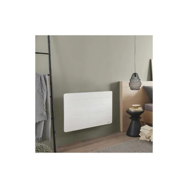 Radiateur Atlantic Nirvana Néo connecté 1500W installé au mur dans une chambre moderne