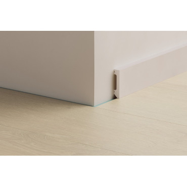 Schéma de pose d’une plinthe Quick-Step blanche avec passage de câbles intégré