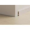 Schéma de pose d’une plinthe Quick-Step blanche avec passage de câbles intégré