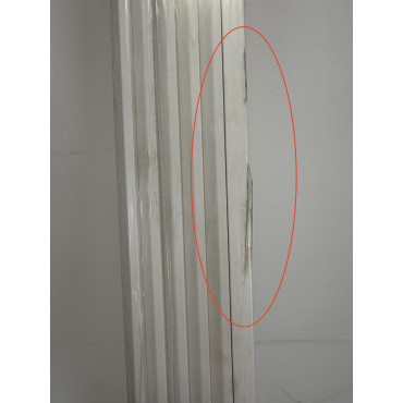 Détail d’une marque et d’un éclat sur une plinthe Quick-Step QSHSK58PAINT