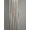 Détail d’une marque et d’un éclat sur une plinthe Quick-Step QSHSK58PAINT