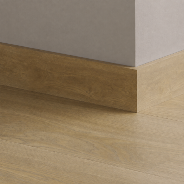 Plinthe Xtrafloor Moduleo Riviera Oak 439 assortie à un sol imitation chêne naturel
