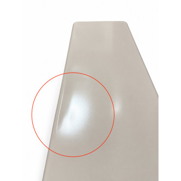 Gros plan sur un léger enfoncement du capot supérieur de l’unité extérieure Toshiba RAS-5M34G3AVG-E
