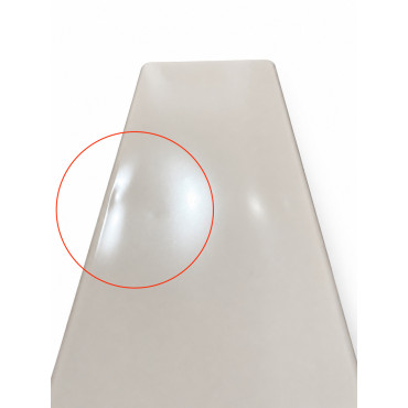 Détail d’un léger défaut esthétique sur le dessus de l’unité extérieure Toshiba multisplit 10 kW