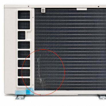 Gros plan sur les ailettes légèrement déformées de l’échangeur de l’unité extérieure Panasonic CU-TZ42CKE