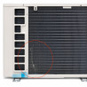 Gros plan sur les ailettes légèrement déformées de l’échangeur de l’unité extérieure Panasonic CU-TZ42CKE