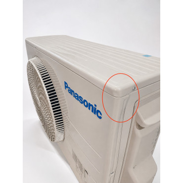 Gros plan sur le coin supérieur légèrement enfoncé de l’unité extérieure Panasonic CU-2Z35CBE