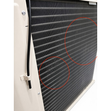 Détail des ailettes légèrement déformées sur l’échangeur de l’unité extérieure Panasonic CU-2Z35CBE