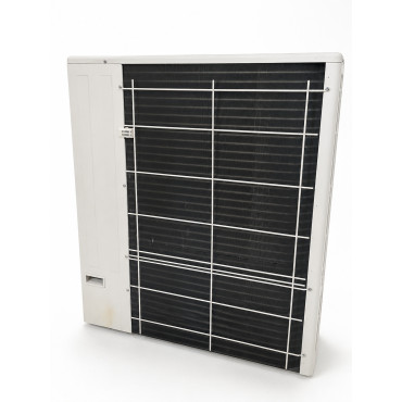Vue arrière de l’unité extérieure Toshiba RAV-GM1601AT8P avec échangeur thermique apparent