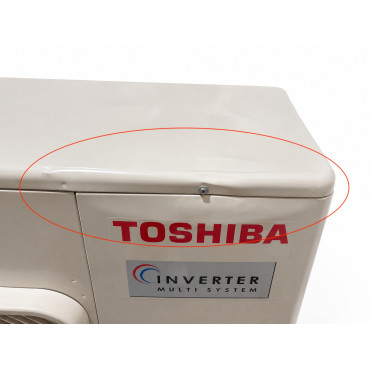 vue de haut de l’unité extérieure de climatisation Toshiba Digital Inverter R32 RAV-GM1601AT8P avec échangeur apparent