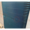 Gros plan sur les ailettes légèrement déformées de l’échangeur thermique de l’unité extérieure Mitsubishi Ecodan 12 kW