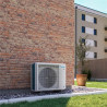 Unité extérieure de climatisation DAIKIN installée contre un mur extérieur d’une habitation
