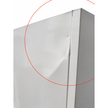 Module hydraulique PANASONIC Aquarea WH-ADC0509L3E5 – détail de l’enfoncement et des marques sur l’angle supérieur