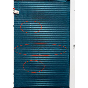 Unité extérieure Mitsubishi Ecodan PUZ-SWM100VAA – gros plan sur l’échangeur thermique arrière bleu avec plusieurs ailettes