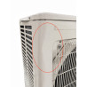 Unité extérieure de climatisation MITSUBISHI MUZ-AY50VG – vue rapprochée de la carrosserie avec déformation visible