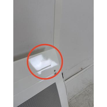 Détail du radiateur Atlantic Tatou blanc avec défaut sur l’angle supérieur droit