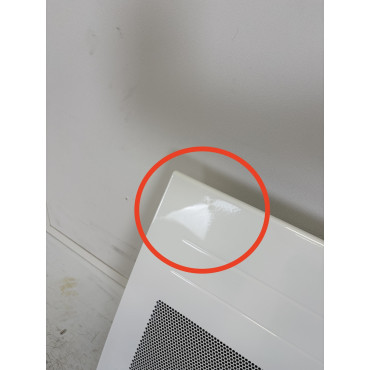 Détail du radiateur Atlantic Tatou blanc avec défaut sur l’angle supérieur gauche