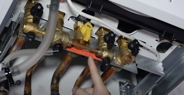 Identification et accès à la vanne chaudière gaz de remplissage