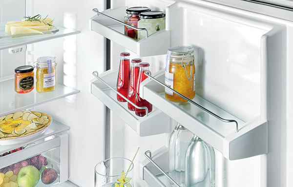 intérieur frigo bac et étagère qui se déplacent avec le temps