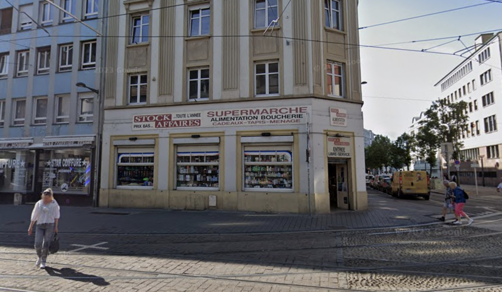 Devanture du magasin de destockage Stock Affaires de la rue saint-michel à Strasbourg