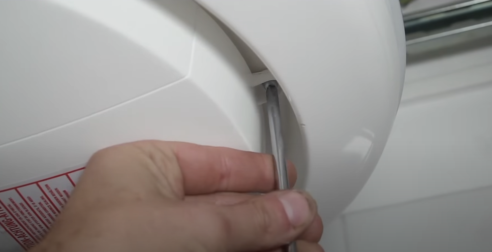 démontage d'un capot d'un chauffe-eau atlantic de 300 litres pour réarmer le thermostat