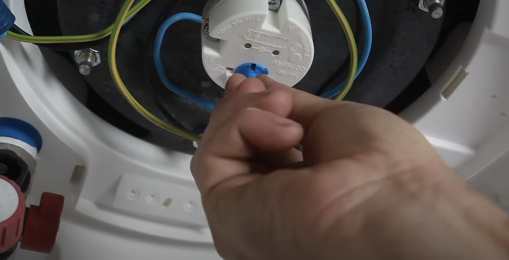 chauffe-eau atlantic de 300 litres pour réarmer le thermostat