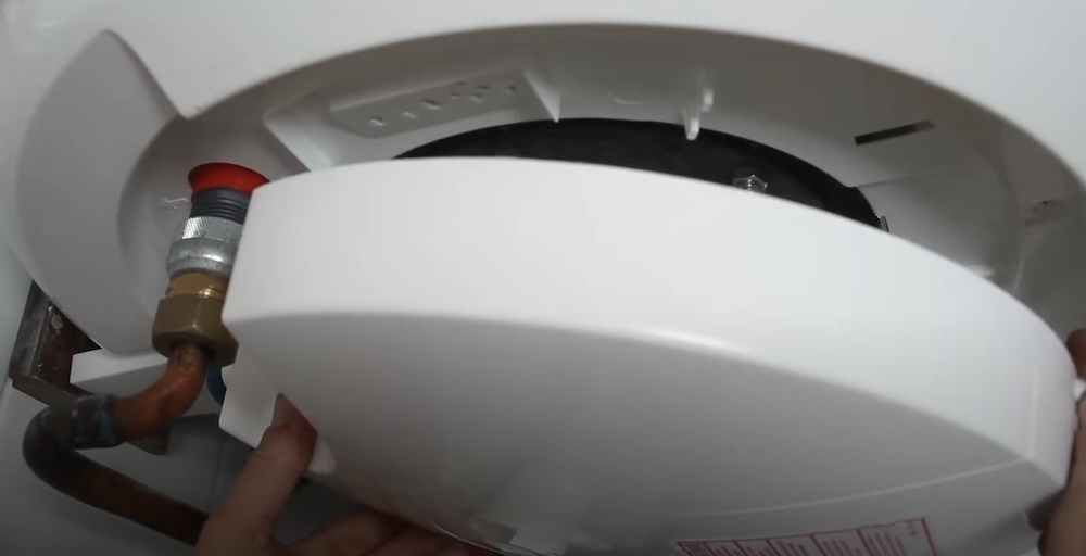 remontage d'un capot d'un chauffe-eau atlantic de 300 litres pour réarmer le thermostat