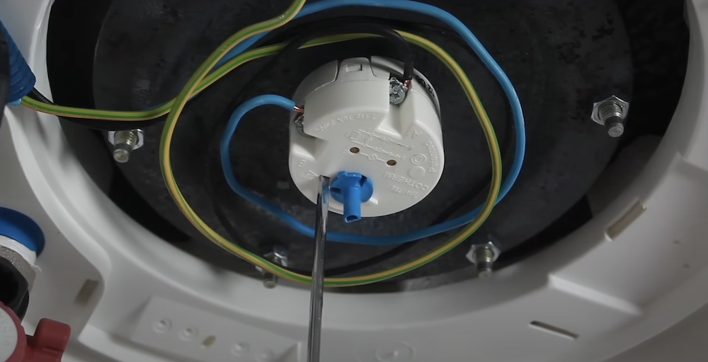 tournevis chauffe-eau atlantic de 300 litres pour réarmer le thermostat