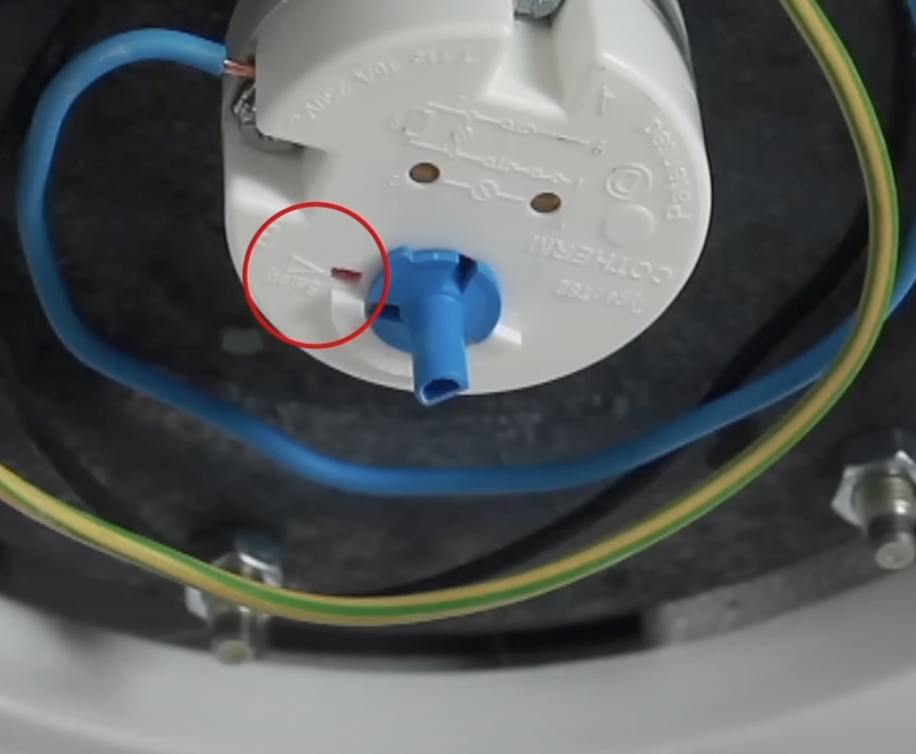 Où trouver le bouton de réarmement sur un thermostat Chaffoteaux