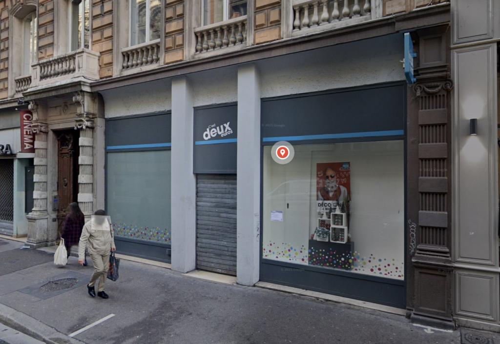 Devanture du magasin C’est deux euros Lyon – Serlin, boutique discount située rue Joseph Serlin proposant des produits du quotidien à petits prix