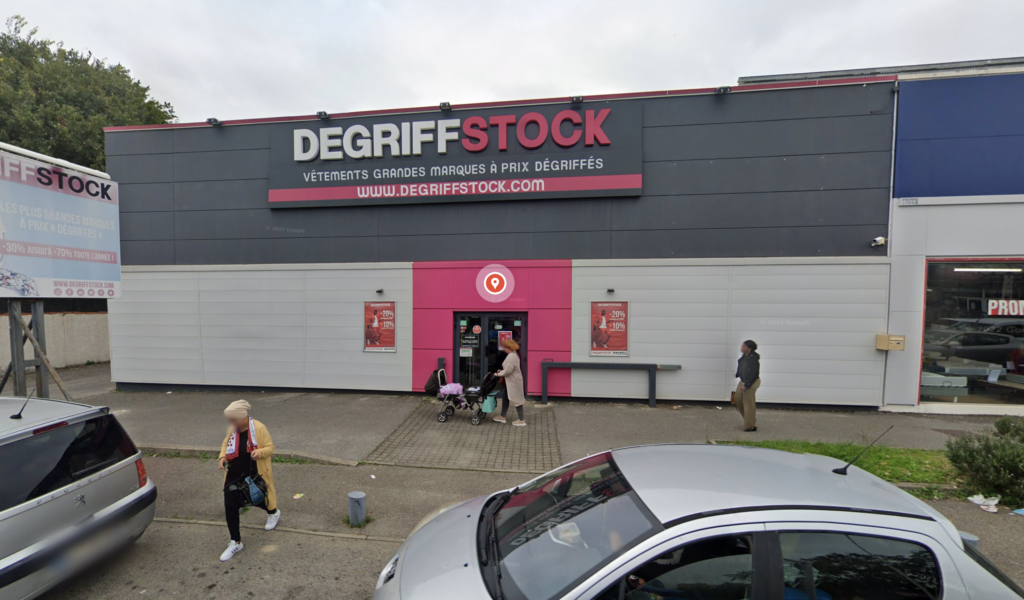 Façade du magasin Degriffstock à Nîmes, boutique de vêtements et accessoires de grandes marques vendus à prix dégriffés dans le secteur Saint-Césaire