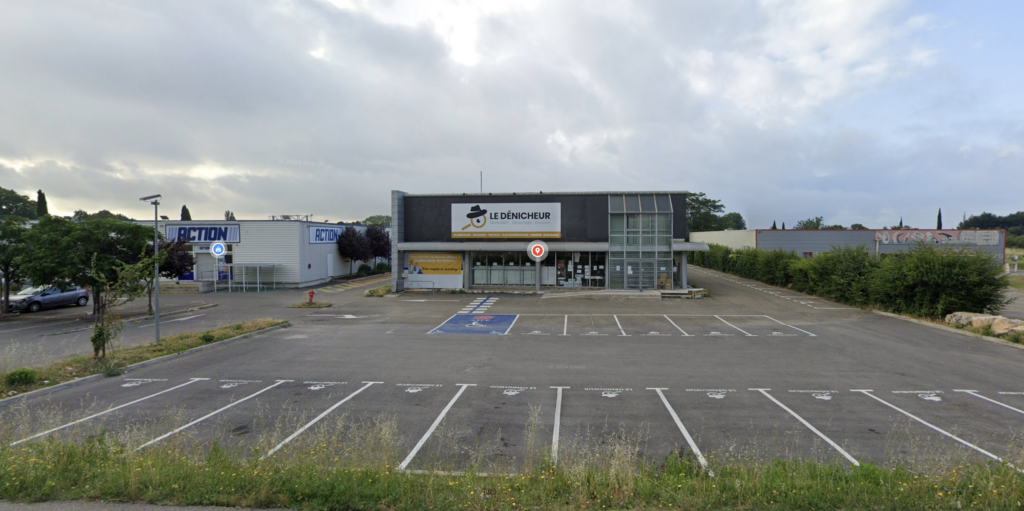 Façade du magasin de déstockage Le Dénicheur à Nîmes, spécialisé dans les bonnes affaires pour la maison et les produits du quotidien avec parking facile