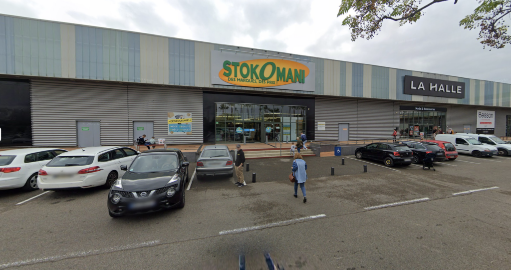 Façade du magasin de déstockage Stokomani à Nîmes, situé dans la zone commerciale Carré Sud, spécialisé en mode, décoration et produits du quotidien à prix réduits