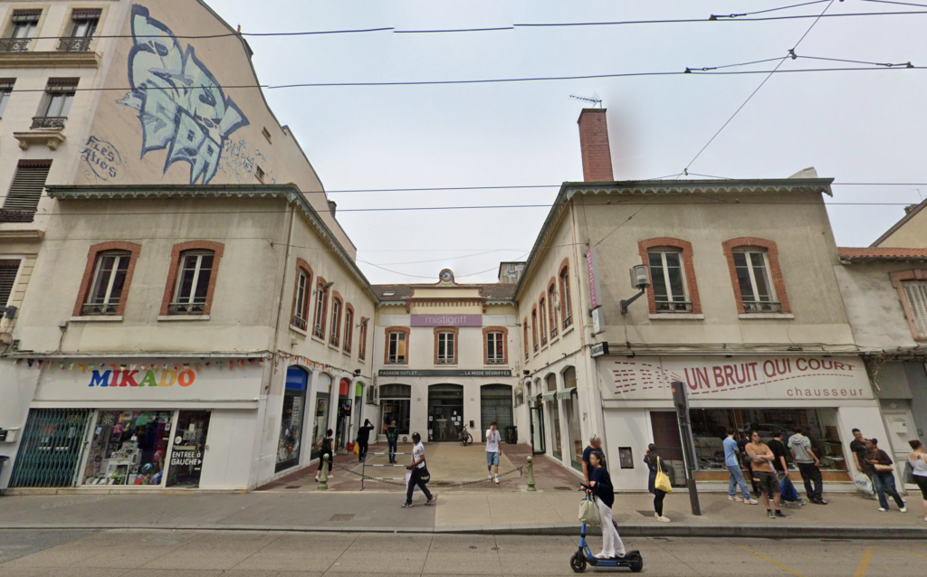 Devanture du magasin Mistigriff à Lyon, enseigne spécialisée dans la vente de vêtements de marque à prix dégriffés