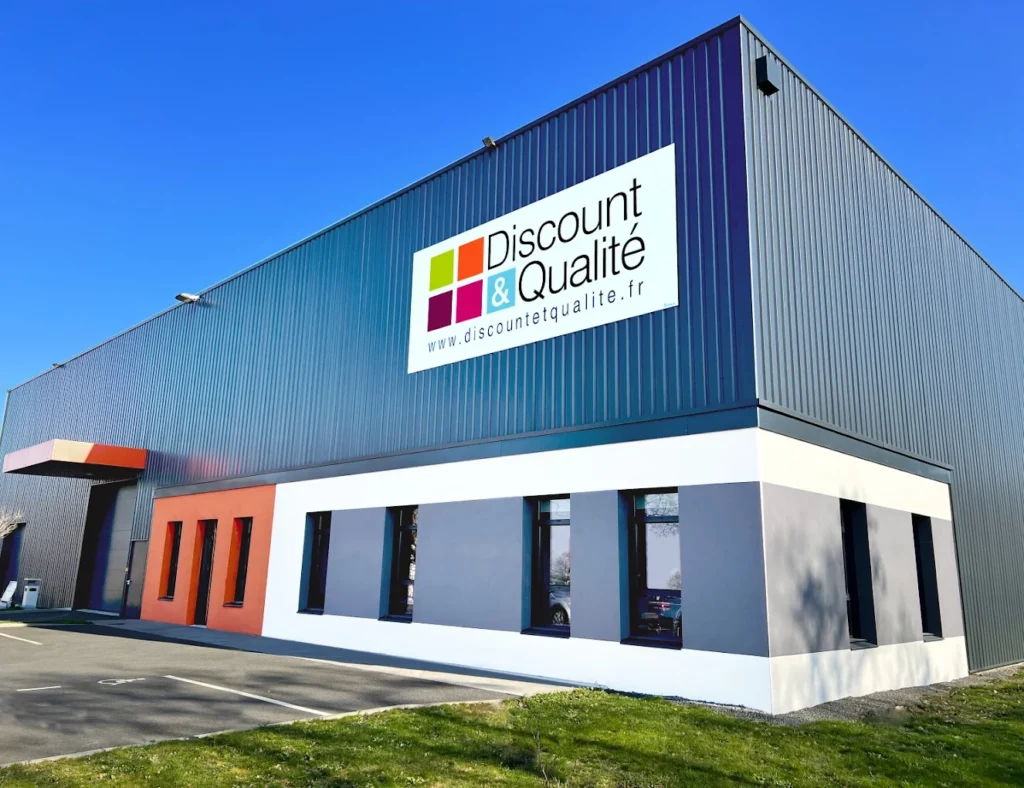 Entrepôt Discount & Qualité situé au Pellerin, site logistique du spécialiste du déstockage en ligne livrant à Nîmes et partout en France