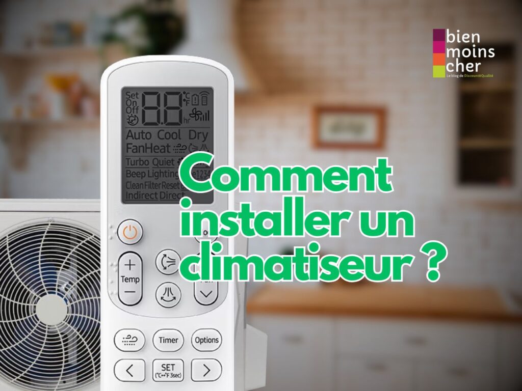 Un technicien, portant des gants, utilise une brosse souple pour nettoyer délicatement les ailettes de l'échangeur thermique à l'intérieur d'un climatiseur mural blanc ouvert.