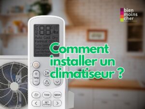 Un technicien, portant des gants, utilise une brosse souple pour nettoyer délicatement les ailettes de l'échangeur thermique à l'intérieur d'un climatiseur mural blanc ouvert.